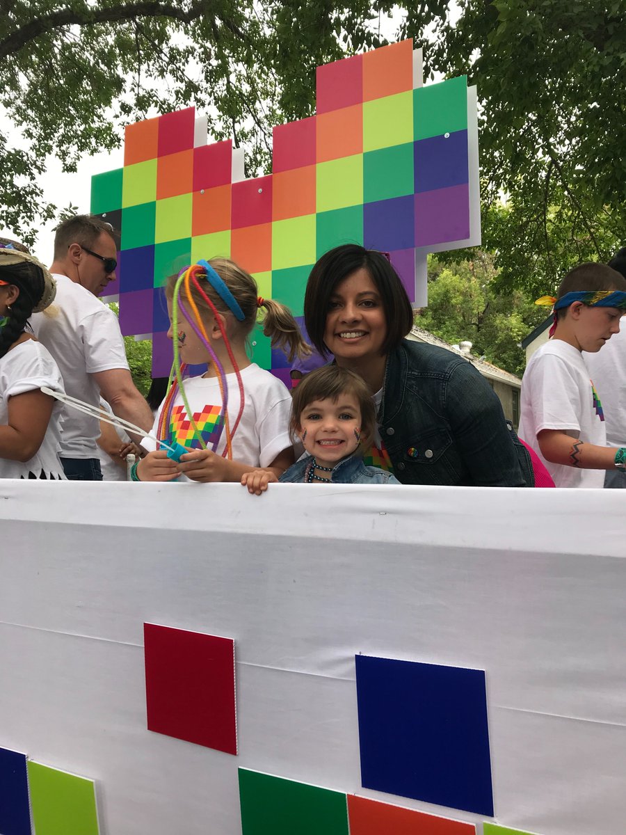 jessicabuckwold's tweet image. Proud to walk with my friends and colleagues! Pride 2018! @Stantec @shillington_k @YEGPride #StantecTogether #yegpride2018