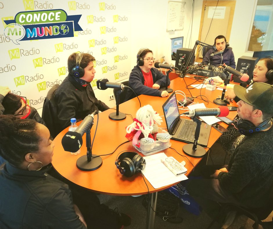 ConoceMi_Mundo's tweet photo. ¿Pensaste alguna vez que las personas sordas podían escuchar radio?
En @MiRadiols es posible, gracias a la transmisión vía streaming interpretada en #LenguaDeSeñasChilena
#ConoceMiMundo todos los sábados de 11 a 12 hrs. 
#InclusiónEsPosible 💙

@RobertoMiradio https://t.co/1DOFCDTte7