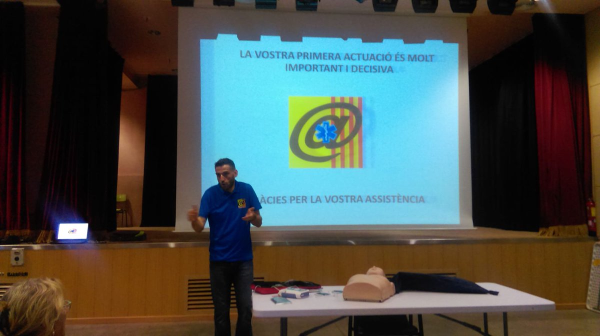 ambulancat's tweet photo. Dijous @ambulancat va tenir el plaer de difondre les primeres actuacions en Primers Auxilis als veïns de #Fondarella

We’re glad to say that @ambulancat did its first lecture on First Aid in #Fondarella last Thursday https://t.co/6BbIc5bfts