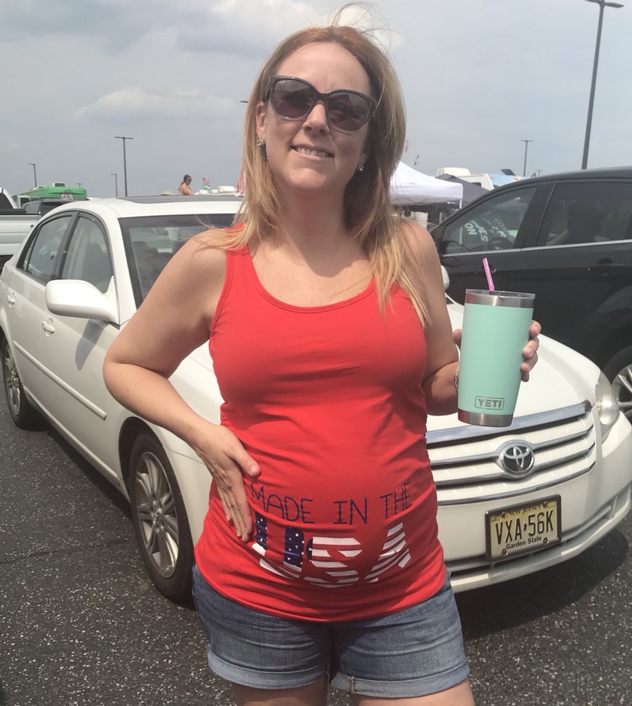 Susies514Smith's tweet photo. @kennychesney @noshoesnation @noshoesradio @BlueChairBayRum  Kenny in Philly.... pregnant and all! Youngest Kenny Fan in attendance!! No shoes nation baby!! https://t.co/1ItMjCE3uC