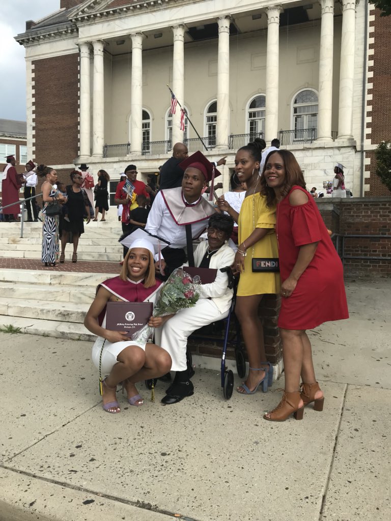 bigdonno_'s tweet image. graduation 2018🎓🍾 .. onto Morehouse✈️ #tech18 #morehouse22