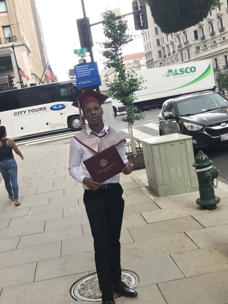bigdonno_'s tweet image. graduation 2018🎓🍾 .. onto Morehouse✈️ #tech18 #morehouse22
