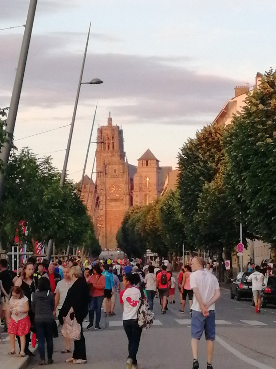 KimMaili's tweet photo. L'heure tourne et le soleil se couche sur la cathédrale de #Rodez ! L' #ekidenrodez continue, on encourage tous les #runners rassemblés ce soir ! https://t.co/oyA7DooBCK