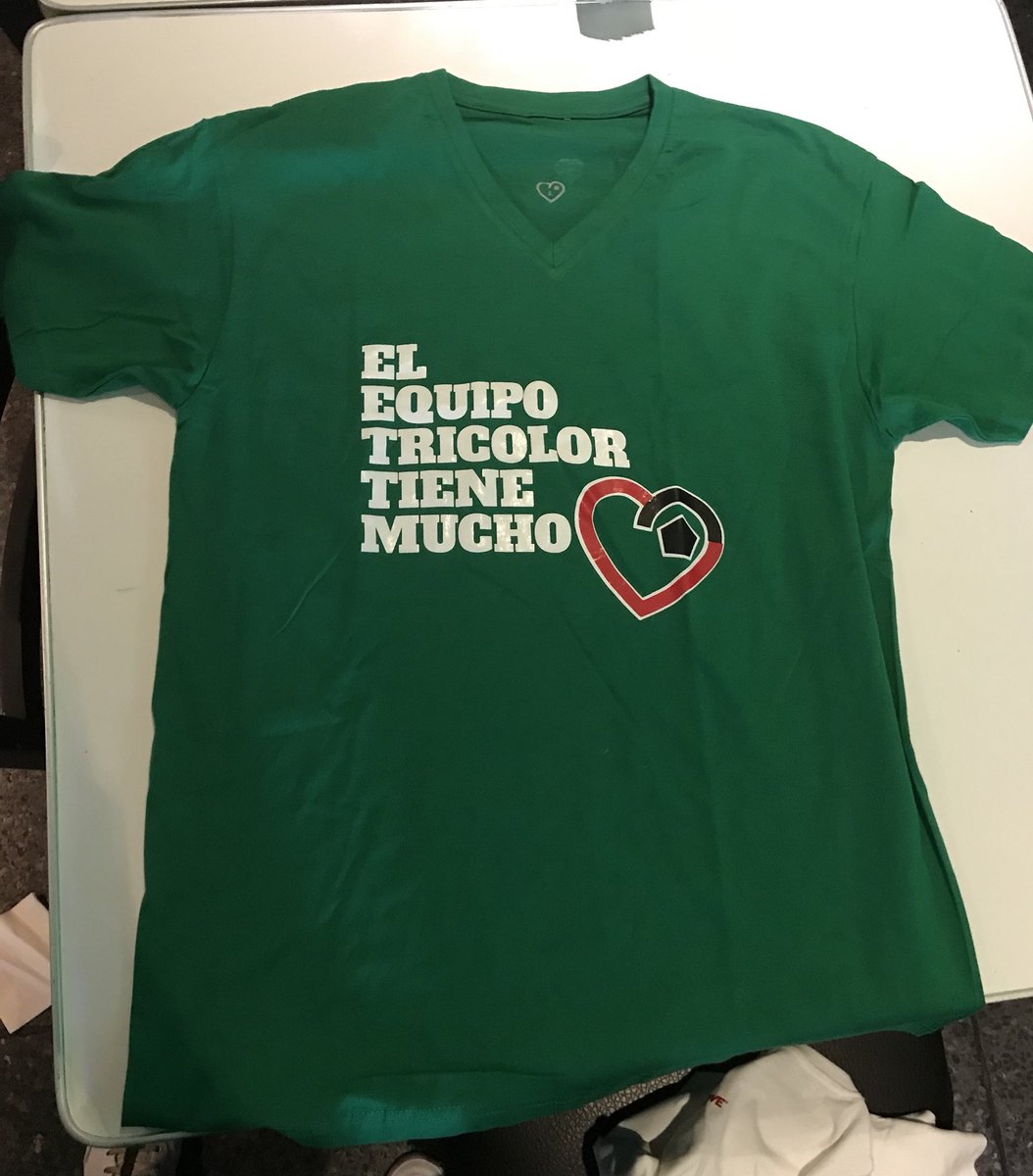 monty_guerra's tweet photo. Ya tenemos las playeras de @FutLov3 en @Tabernabeu https://t.co/7QdYiaN3Ij