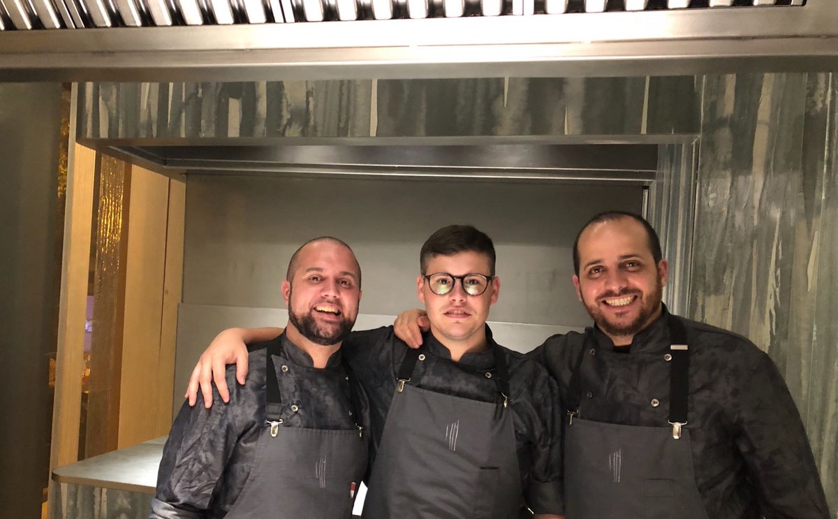 lmgastronomia's tweet photo. Preparando una clase de Gasma recibes la foto...y todo cobra aún más sentido si cabe. Ahí está, nuestro querido Xavi, siguiendo su pasión. Arropado por el insuperable equipo de elBarri, en Enigma, tutorizado por mi querido Oliver, viviendo su propia fantasía...y la nuestra. https://t.co/L68o2dhIRW