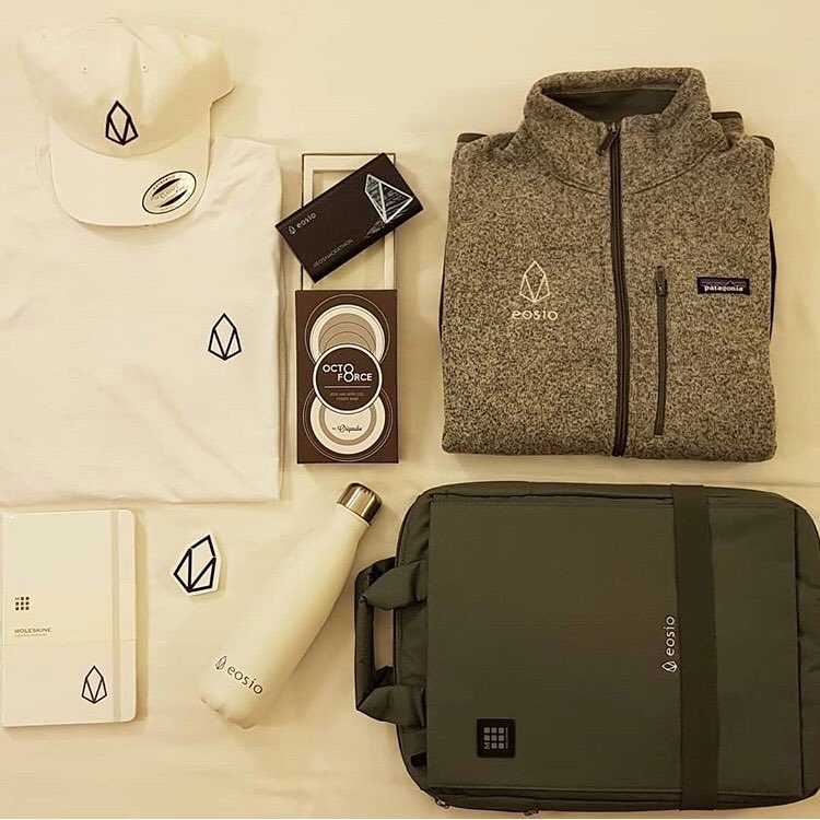 BitMoneyGroup's tweet photo. При входе на EOS Global Hackathon in Hong Kong, каждому участнику дарили портфель в котором лежали - тёплый свитер,футболка,кепка,блокнот,флешка,powerbank и фляжку для воды. 
#EOSHackathon #EOSGlobalHackathon https://t.co/tdEr5JzBh0