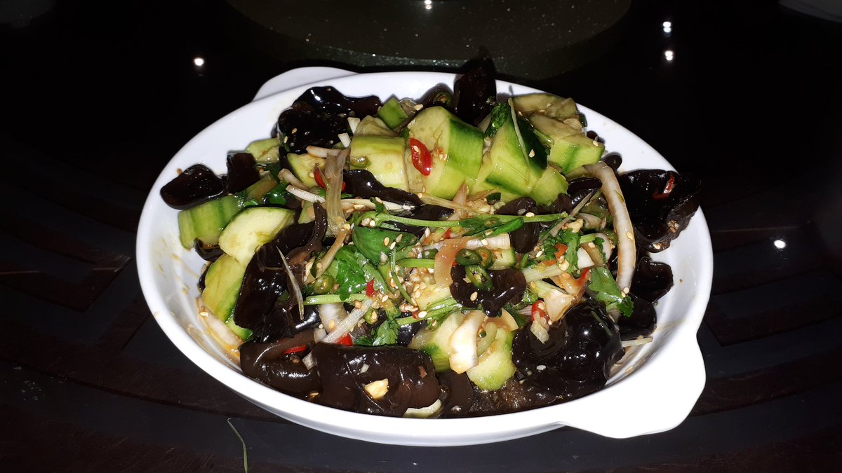 waiyeehong's tweet photo. When family come from overseas to visit, we still end up eating Chinese food. The #Chineser homing beacon is that strong. Spicy cucumber and cloud ear salad. #TheClan https://t.co/X7ffcqGhc2