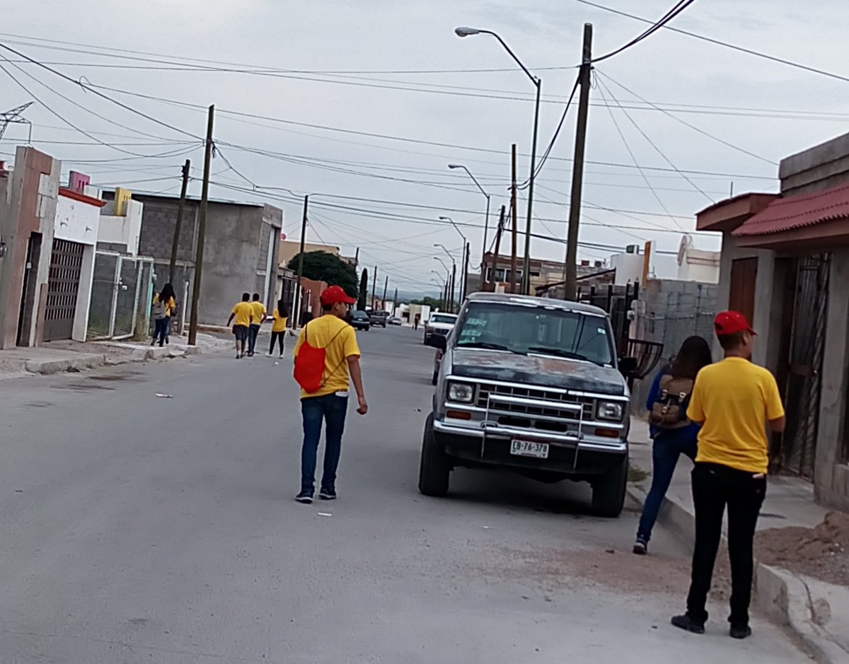 MarckAlx's tweet photo. Las y los vecinos del #FraccPaseosdelCaminoReal nos siguen recibiendo con mucho entusiasmo.
#HIRAMD17 #PorTiHacemosHistoria https://t.co/xe1t0vXaCB