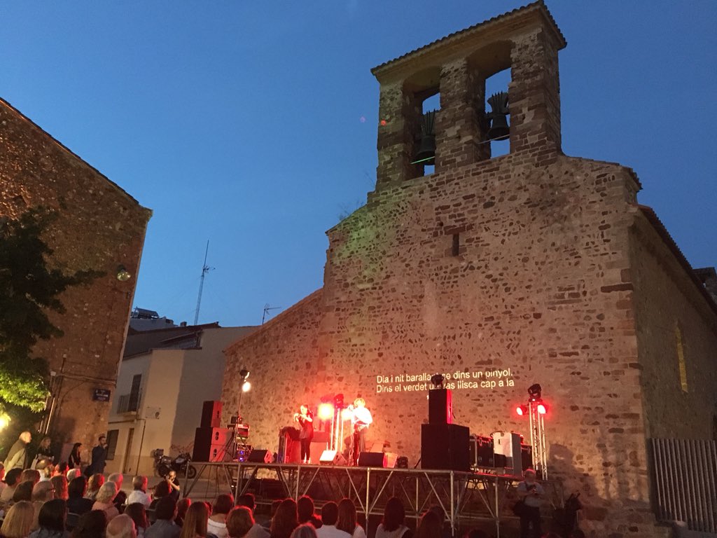 joancarlesperis's tweet photo. El festival de poesia al carrer a Terrassa #Elixir18 amb Dolors Miquel, Ajo, Judit Farrés... https://t.co/WGVVlMmCUA