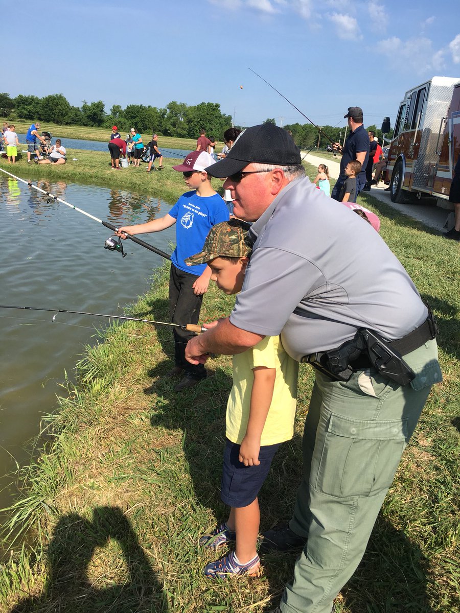 dakotafarms's tweet photo. District A1 officers assisted at the Fishing Derby held at the Centerton Hatchey! Right at 2000 in attendance! #GameWardens #freefishingweekend #FishArkansas #FishNatural @ARGameandFish https://t.co/a2gfsyM6gN