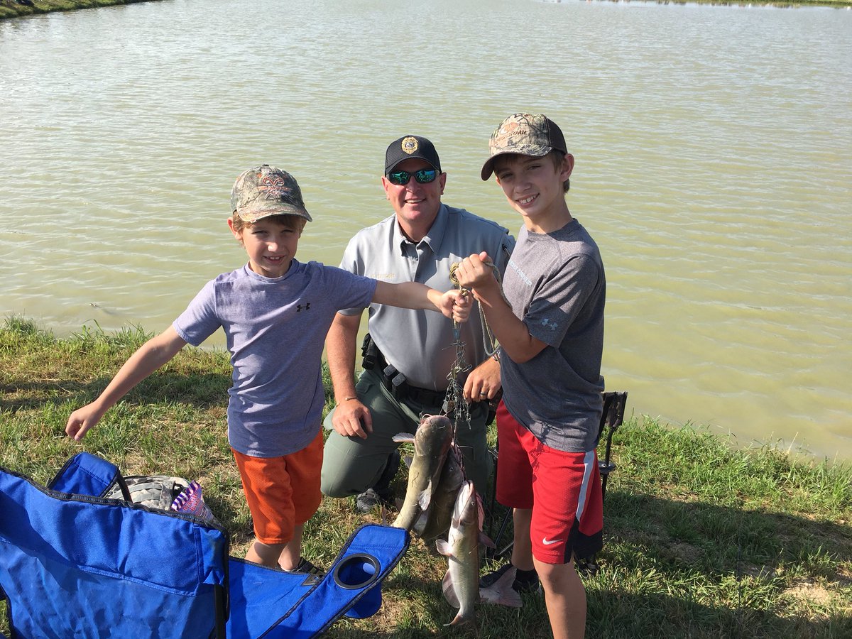 dakotafarms's tweet photo. District A1 officers assisted at the Fishing Derby held at the Centerton Hatchey! Right at 2000 in attendance! #GameWardens #freefishingweekend #FishArkansas #FishNatural @ARGameandFish https://t.co/a2gfsyM6gN
