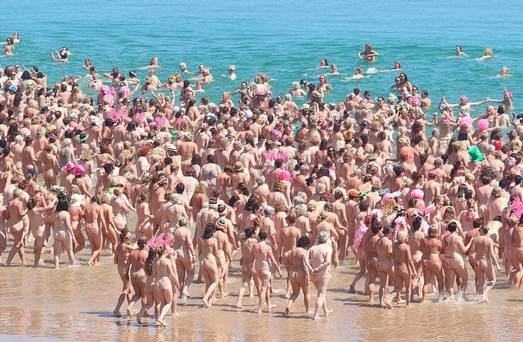 Independent_ie's tweet photo. Thousands of women break record for world's largest skinny dip at Wicklow beach  https://t.co/C8pHkM4HK2 https://t.co/n9hJhHRvSv
