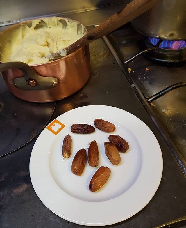 AmbassAuvergne's tweet photo. Quelques dattes à 22h en fin de service. Pas tres auvergnat mais je partage la rupture du jeûne en cuisine avec mes cuistot et plongeurs #partage #equipe #dattes #findeservice https://t.co/kTI4V3xamV