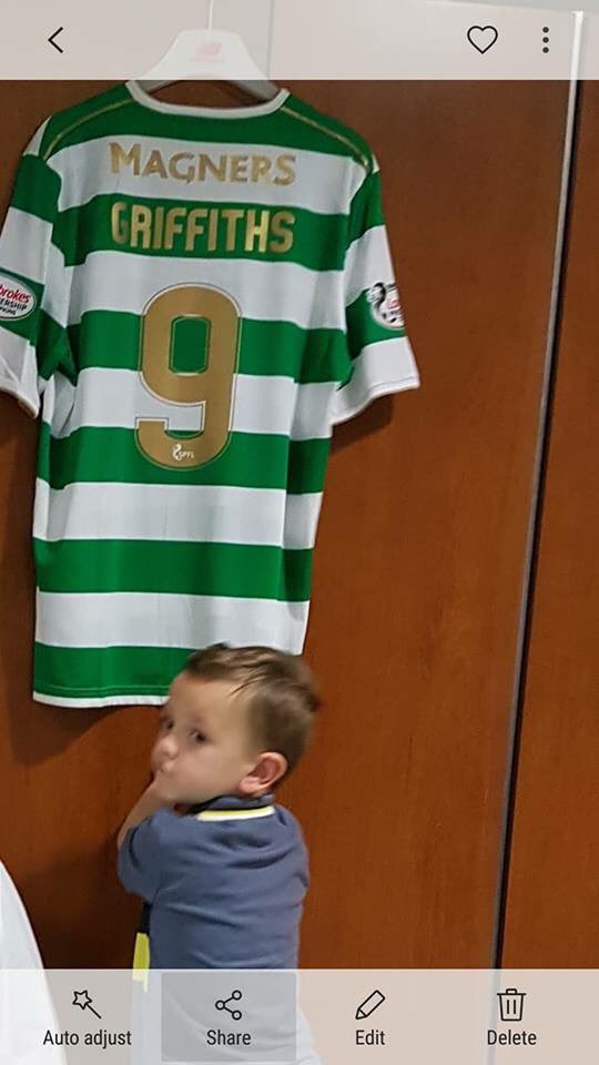 AlanKer18876809's tweet photo. Not a great photo Wee man visited Celtic park today and was chuffed to see his fav players jersey @Leighgriff09 👌 https://t.co/gjmkh1I2w9