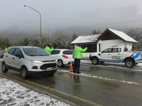 gperezestevan's tweet photo. Por  acumulación de nieve, autoridades de Neuquén suspenden el transito de las rutas 40 y 237, sólo se podrá circular hasta Senillosa. Policía de Río Negro estará haciendo trabajo de prevención en las salidas de Cipolletti y San Carlos de Bariloche. https://t.co/azDk5Qg15P