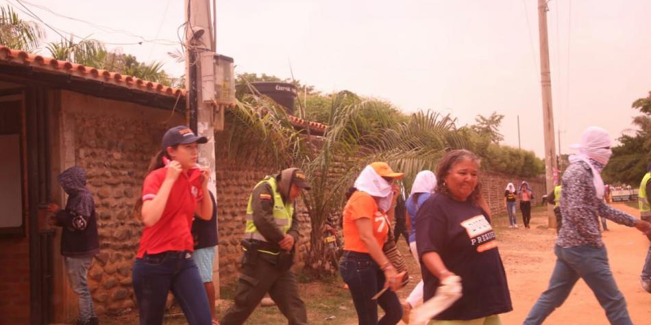 ELTIEMPO's tweet image. Por ataque de abejas africanizadas, @AlvaroUribeVel  suspende acto en el Cesar ow.ly/e6R830kq7O7