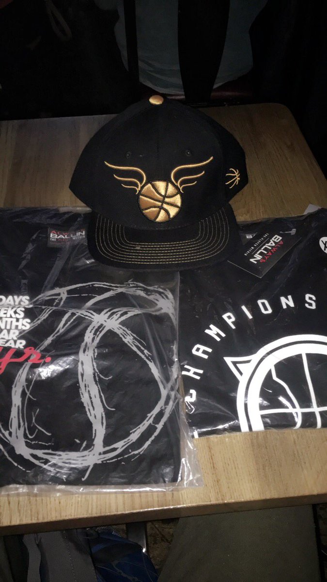 Abd1rah1m's tweet photo. Easyyyyyyyyyyyyy. @ThatBoyDarryl wins the #FourPointPlayLive quiz and some gear @AlwaysBallinUK https://t.co/VFi2b1I9Ot