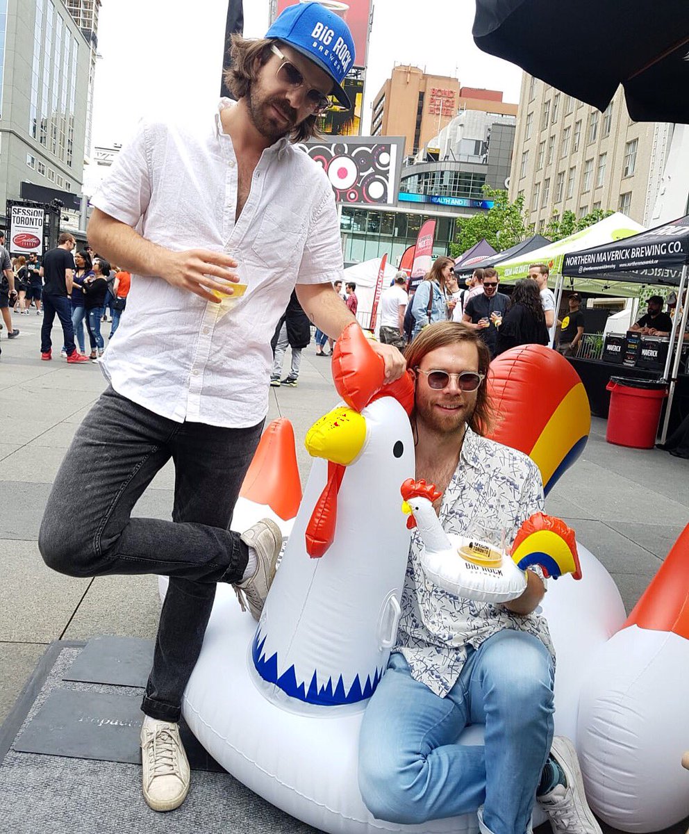 BigRockBrewery's tweet image. Our rooster floaties made their debut at #SessionTO today! If you’re there, make sure you vote for our collab with @itsthedarcys - Poolside Grapefruit Lager! 🌴@TAPSOnline_CA #toronto #the6ix #torontobeer #libertyvillage