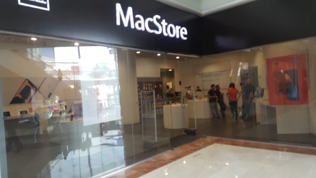 #Asalto en Magnocentro 🚨
Grupo de 10 hombres vestidos de traje, amagan y asaltan tienda <a href="/Apple/">Apple</a> del cc Magnocentro en #Interlomas. Se llevaron computadoras, tabletas y teléfonos. La seguridad de la plaza ni cuenta se dio. 
Vía <a href="/252COMS/">252COMS AGENCIAS&ESTRATEGIAS</a>