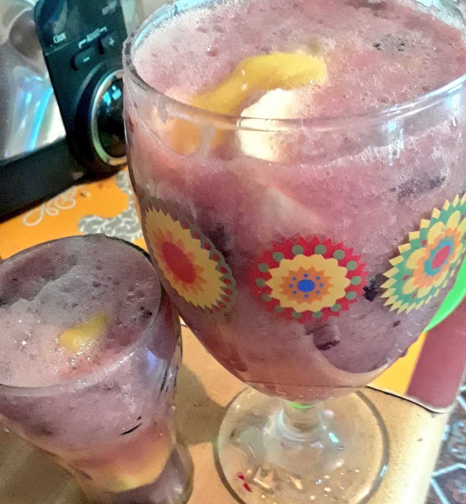 DoreneShaver's tweet photo. #passionfruitsmooties #realfruit yummy delicious #natral fruit sweetener #sagesmoothie #kreativekids #frozensmoothies https://t.co/yikDKJb2cM