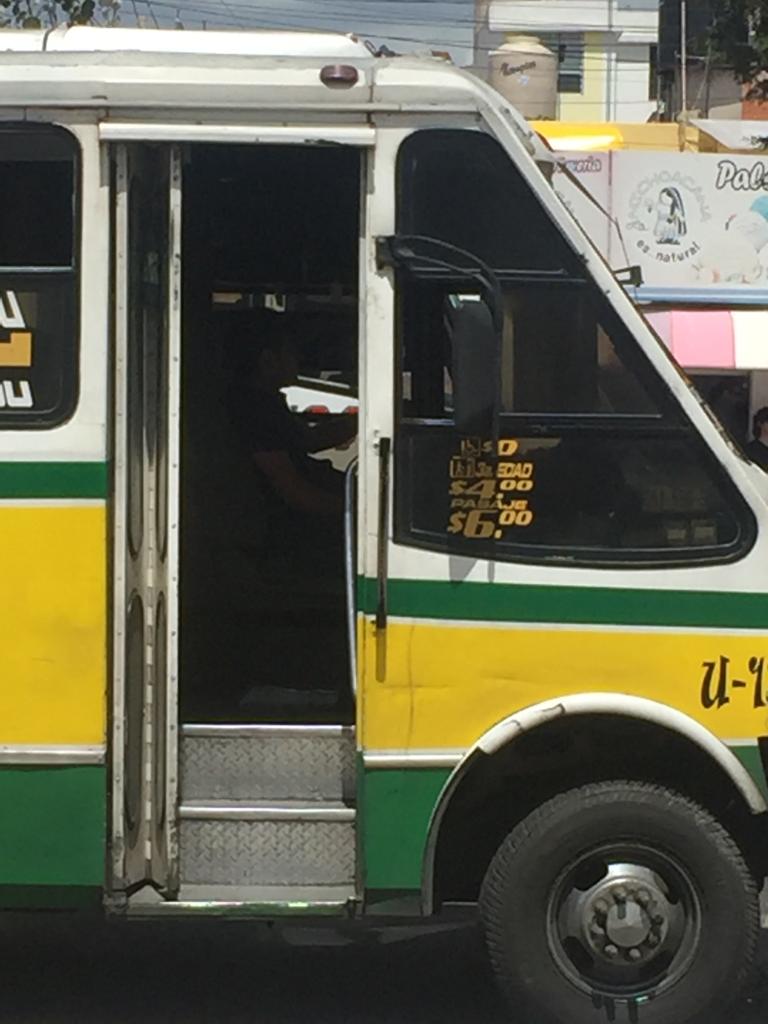 Tránsito de Puebla, apliquense lleva una hora este microbús, y si le sumas con autos que están estacionados <a href="/JavierLopezDiaz/">Cinco Radio</a> <a href="/TelevisaPuebla/">Televisa Puebla</a> <a href="/SSPTM_Puebla/">SSPTM_Puebla</a> @SSP_Puebla