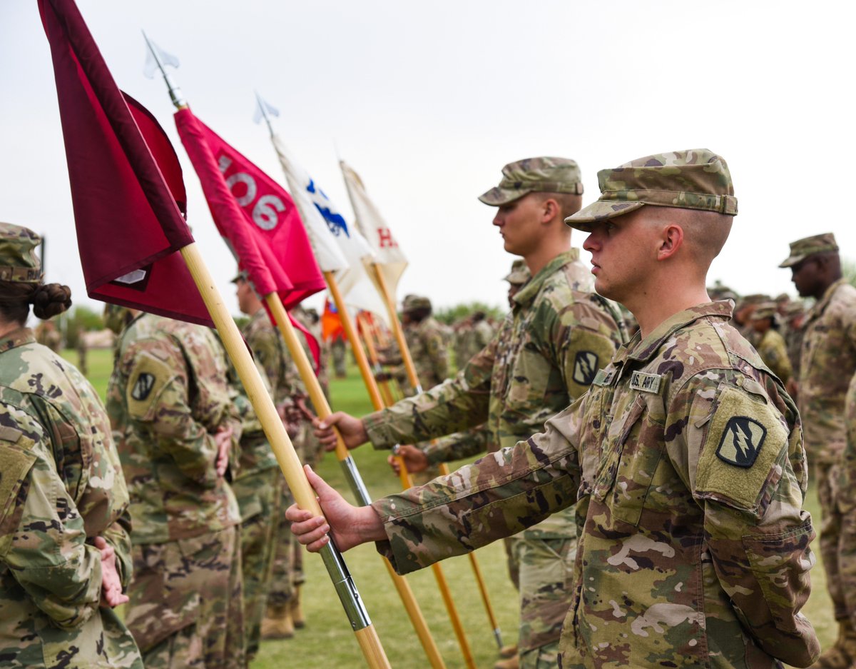 155ABCT's tweet image. #155ABCT held a ceremony to receive the Naval Unit Commendation for its OIF III deployment in 2004-2005. #LightningFocus
