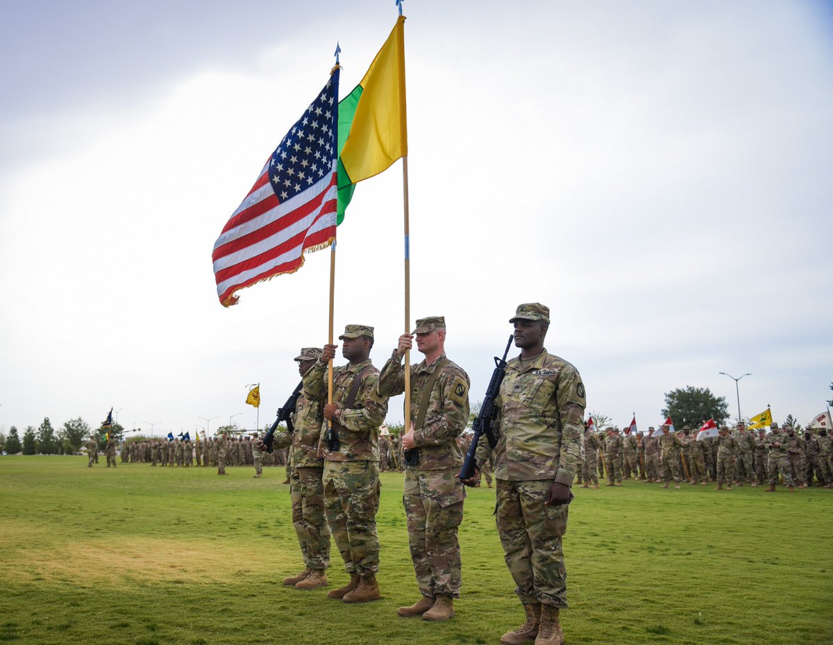 155ABCT's tweet image. #155ABCT held a ceremony to receive the Naval Unit Commendation for its OIF III deployment in 2004-2005. #LightningFocus