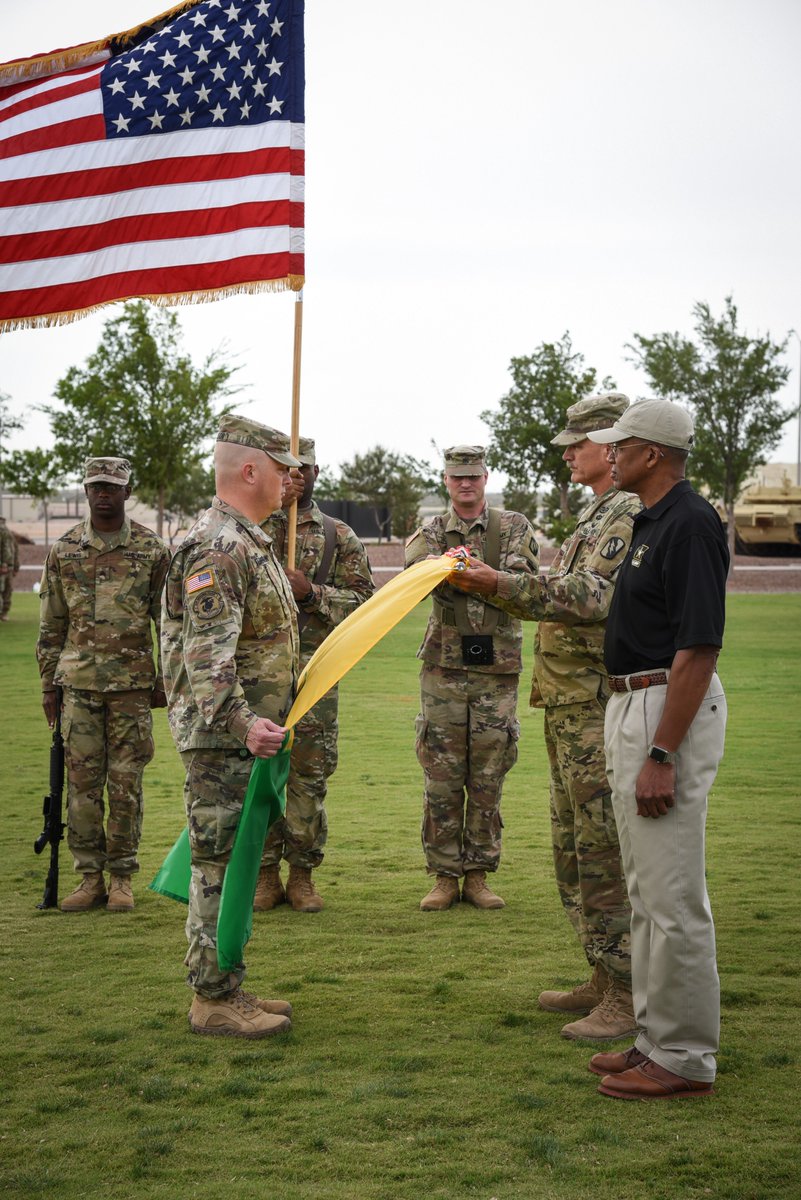155ABCT's tweet image. #155ABCT held a ceremony to receive the Naval Unit Commendation for its OIF III deployment in 2004-2005. #LightningFocus