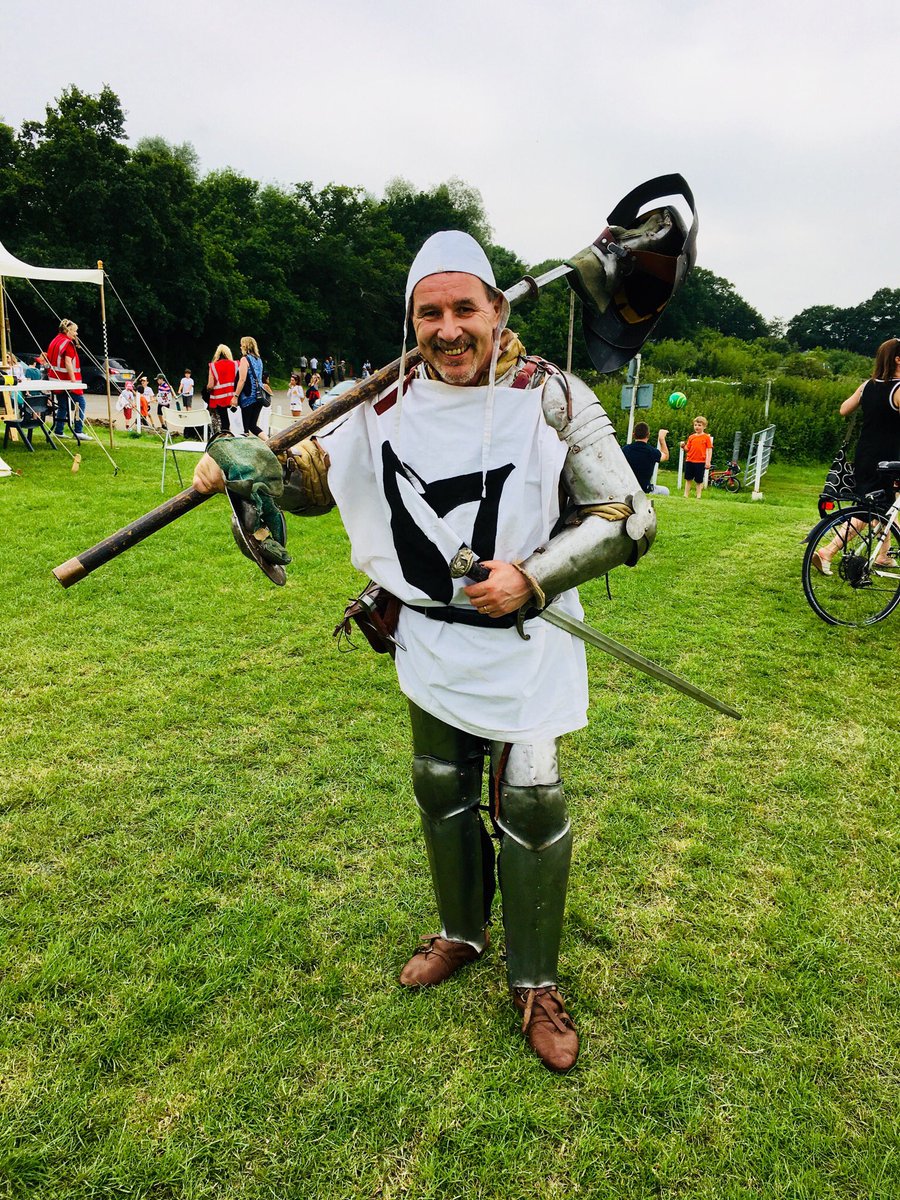 After a hard day’s fighting, it’s time to head for the beer! Thank you to all the wonderful re-enactors who brought the #WarsoftheRoses to life today. They’ll all be here again tomorrow so come on down to #BarnetMedFest2018 - it’s FREE! bit.ly/2LA4gT8