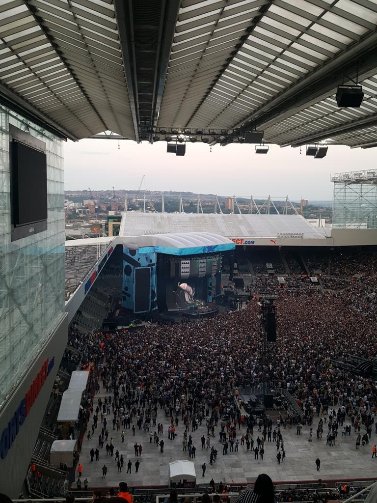 Cathmitch55's tweet photo. Ed Sheeran at St James Park #rightattheback #couldbeanyginger ๐คฃ๐คฃ https://t.co/lhs8sitrLW