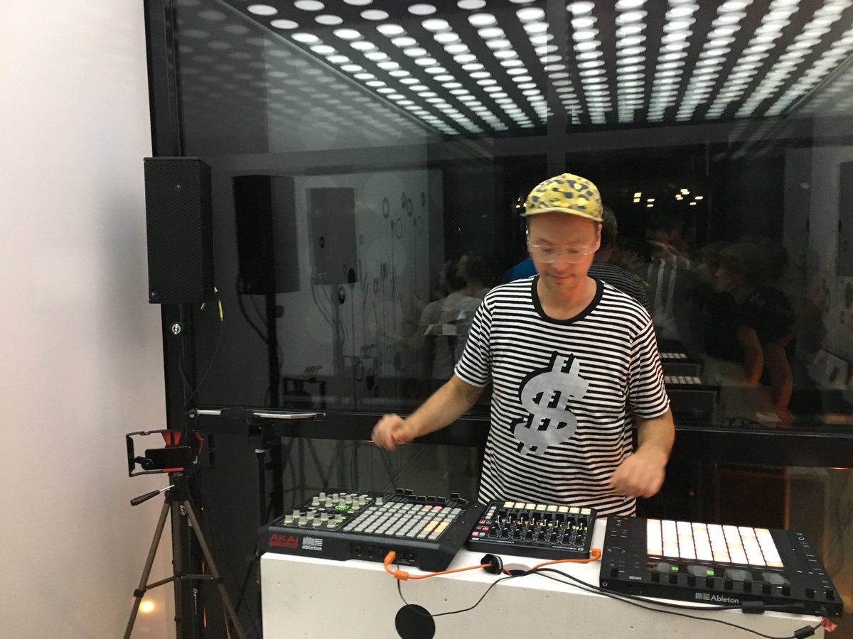 Brandt_Futurium's tweet image. Einfach fantastisch: Der interaktive #Soundlift des netzwerks junge ohren bei der #lndw18 im Fahrstuhl des @FuturiumD!
