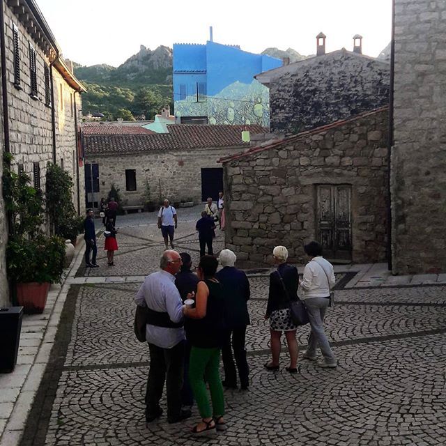 unsardoingiro's tweet image. Non solo un Museo a cielo aperto ma qualcosa di più significativo.
Un itinerario che simboleggia come  il borgo di #Aggius abbiamo voluto mantenere un dialogo costante con l'arte. Un dialogo tra le tessitrici a telaio a mano e gli artisti contemporanei. … ift.tt/2MeIl54