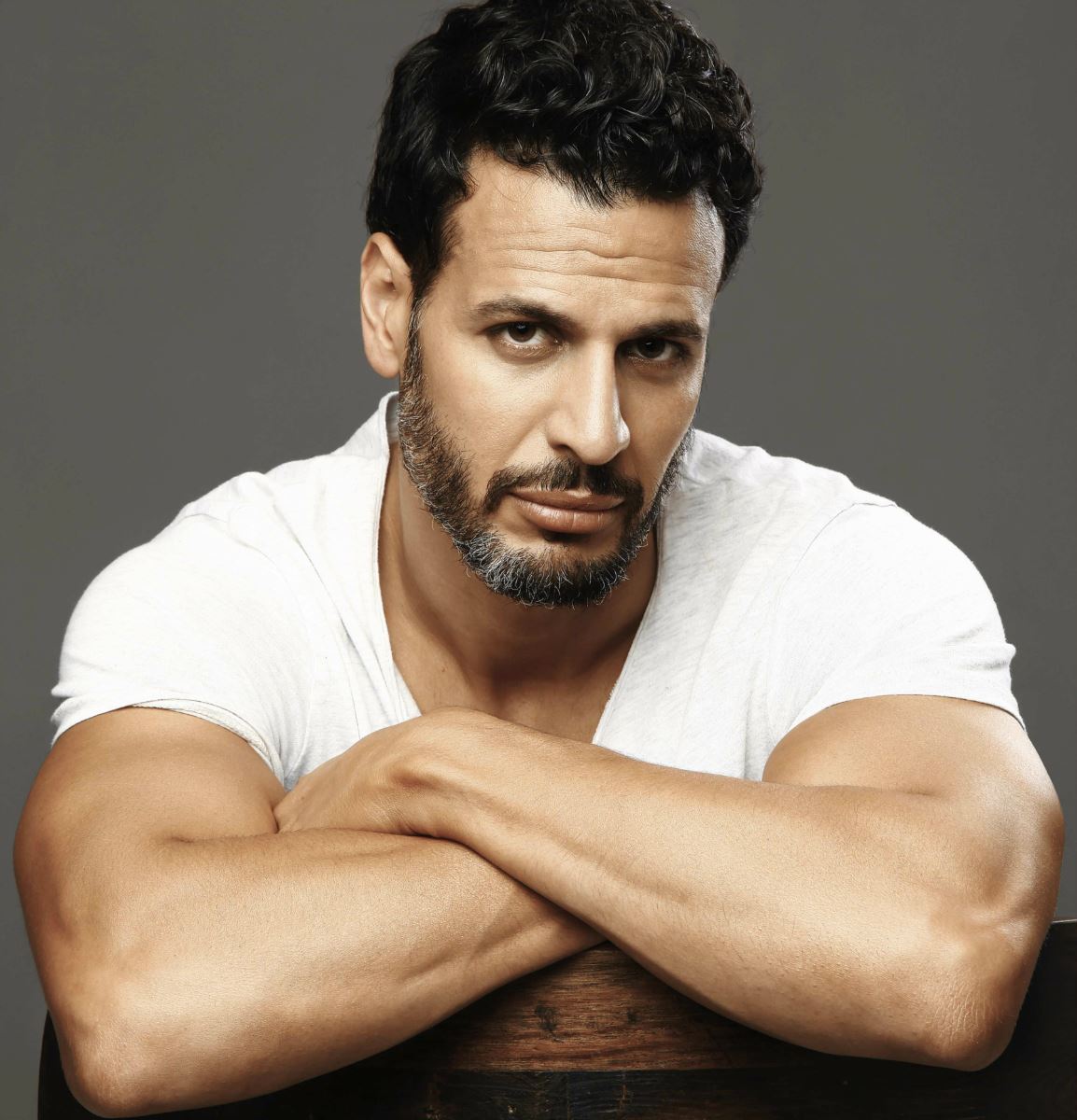 El actor español <a href="/alvarobenet/">Alvaro Benet</a> nos contará de su personaje en #SinSenosSíHayParaíso y su trayectoria en la televisión.