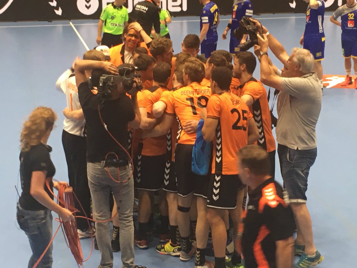 rvandermade's tweet photo. Handballers verrassen vriend en vijand door grootmacht Zweden te verslaan. WK droom blijft levend. Zo dadelijk de samenvatting bij Studio Sport. ⁦@NOSsport⁩ ⁦@Handbal_NL⁩ https://t.co/jmZgYmDXez