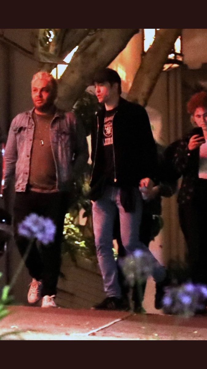 sandramdiez's tweet photo. RT @Coolmomjc Big difference, Rob holding Kristen hand &amp; shielding her from the paps-Rob not selling his relationship with Kristen. This is not fake, this is REAL!! https://t.co/sk8yBrcqAO