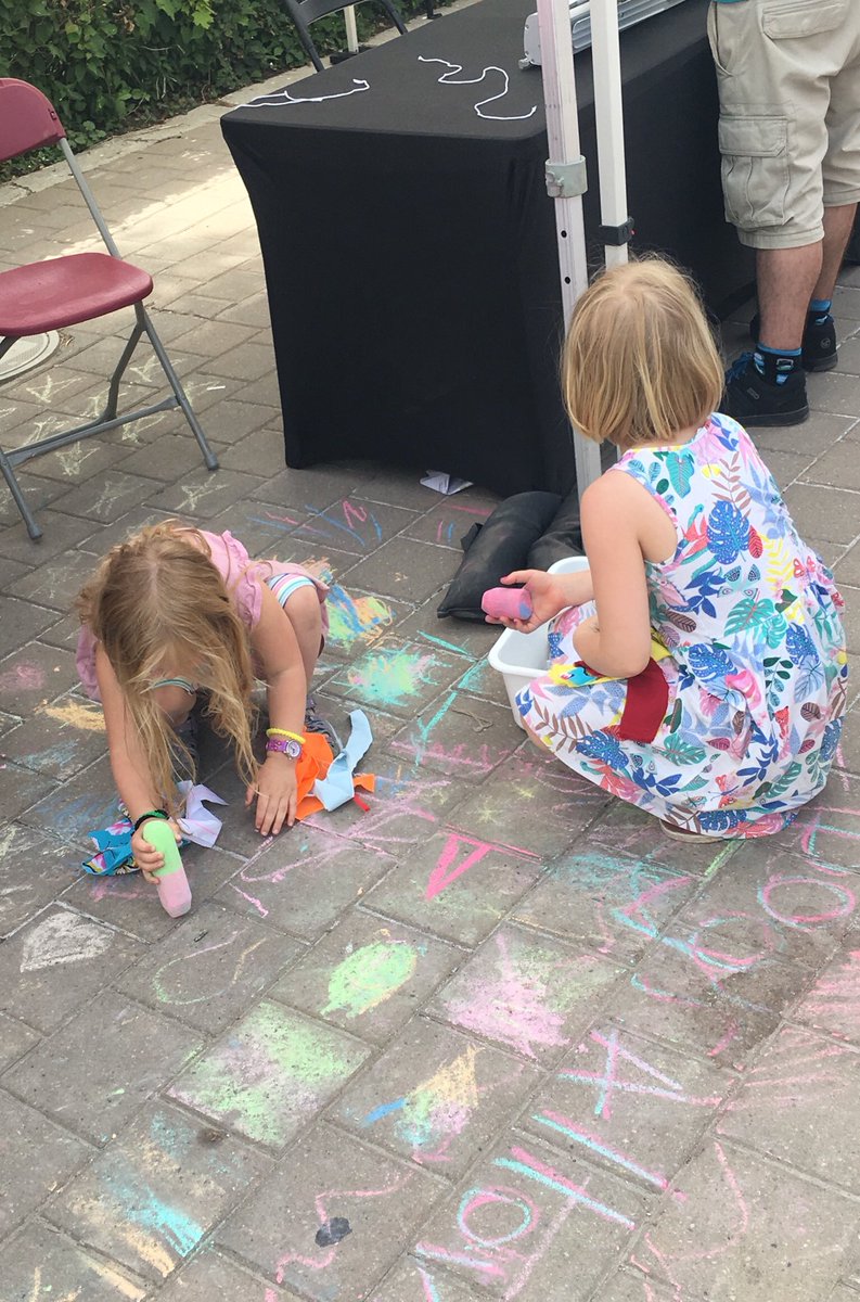 Penalosa_G's tweet photo. A child’s best friend, all over the world? Another child. Playing is HOW children learn. #PlayabilityEverywhere. #SustainableHappiness. @880CitiesOrg https://t.co/xSOJnQiWIt
