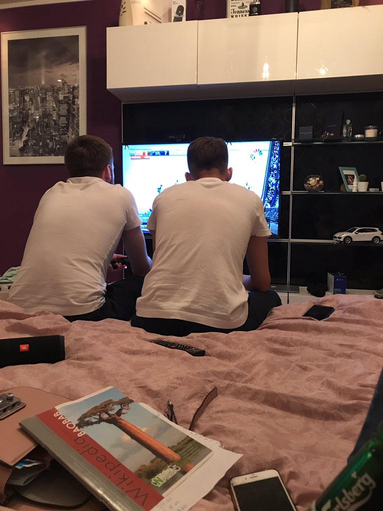 JuliaSpinu's tweet photo. Усталь лежать пока эти два играют:( https://t.co/FVp7pS9Yw0