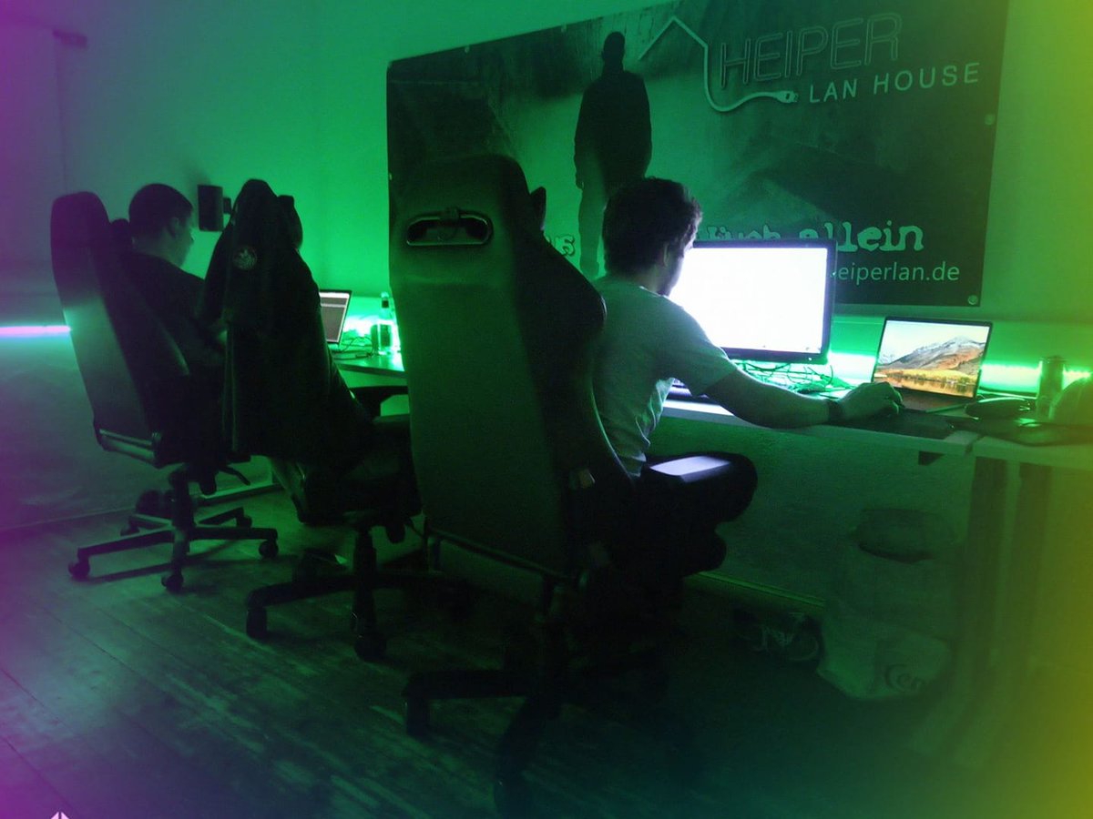 scoutnet's tweet image. Auch heute arbeiten alle bis spät Abends an ihren Projekten. #CodingWeekend #heiperLanHouse