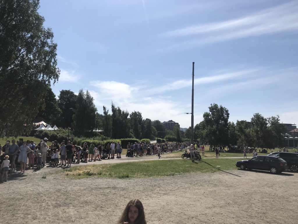 MrMandersson's tweet photo. VM i kø @miniøya #unhappykids #dårligorganisering 🤬 https://t.co/xeGPEoKlAK