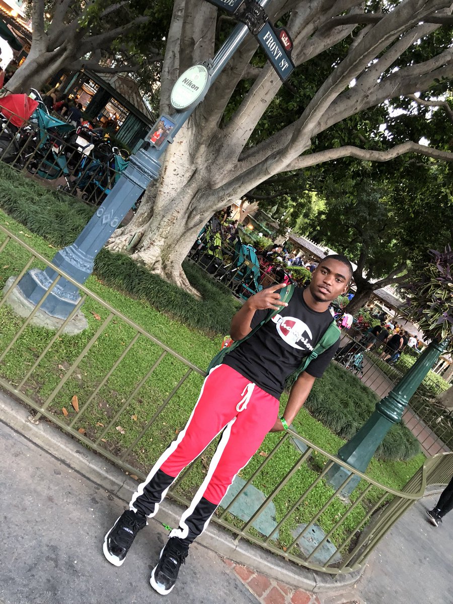 ty_lew2's tweet photo. stunnin on front st ๐ #GradNite2018 https://t.co/xQysn2cXVR