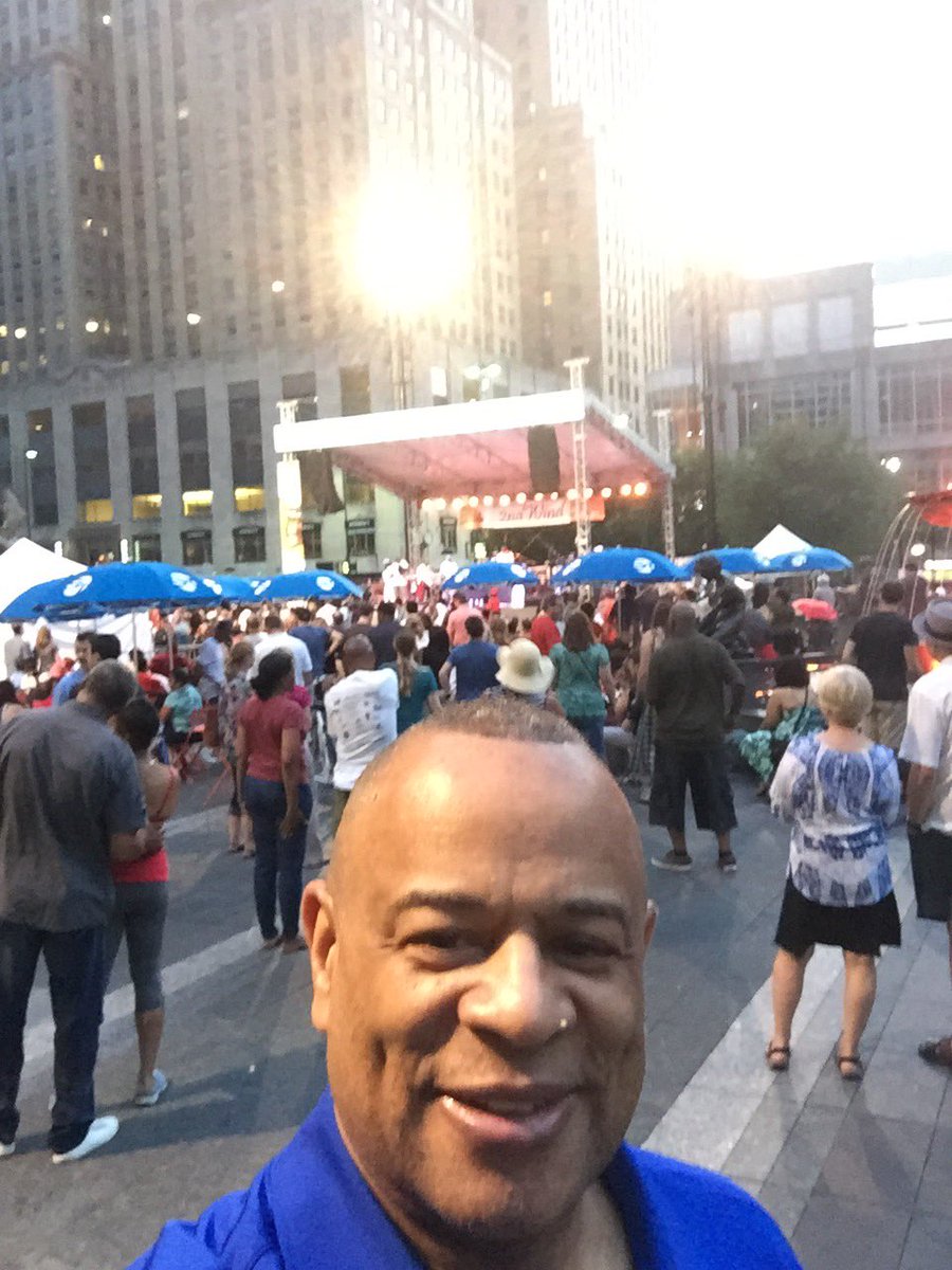 ChuckSession's tweet photo. Cincinnati enjoying the band “Second Wind”at the 5th &amp; Vine live festival convened by 3CDC on Fountain Square  #Cincinnati https://t.co/vGTR1NW236