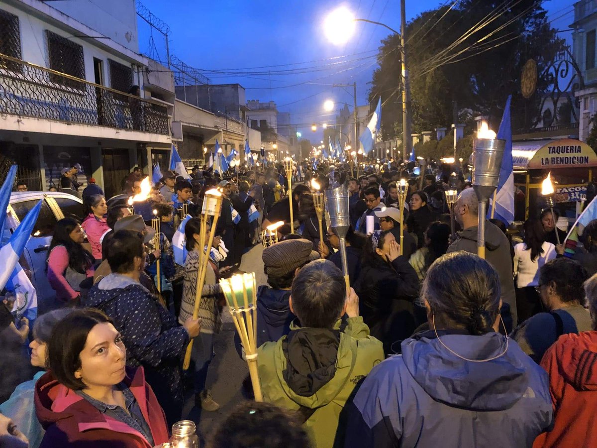 MikuColman's tweet photo. Todo va mal gracias a ti pendejo @jimmymoralesgt 
#RenunciaYa https://t.co/hwj7ZCYHwX