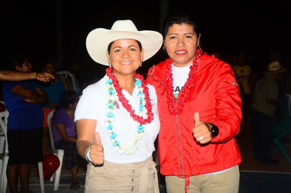 Rosalinda_F_H's tweet photo. Me uní a la #FiestaTurquesa d @drgiovannehux, cdto a Psdte Mpal de Sta Ma #Huatulco. 
Gracias Diputada @NalleOax X la promoción del voto p la alianza #PRI #PVEM #PANAL
Vamos a ganar este #1DeJulio. Vota #5De5 pq soy #MujerDePalabra #YoVoyConRosalinda #ContigoLaCostaAvanza https://t.co/NPHMYNu4F3