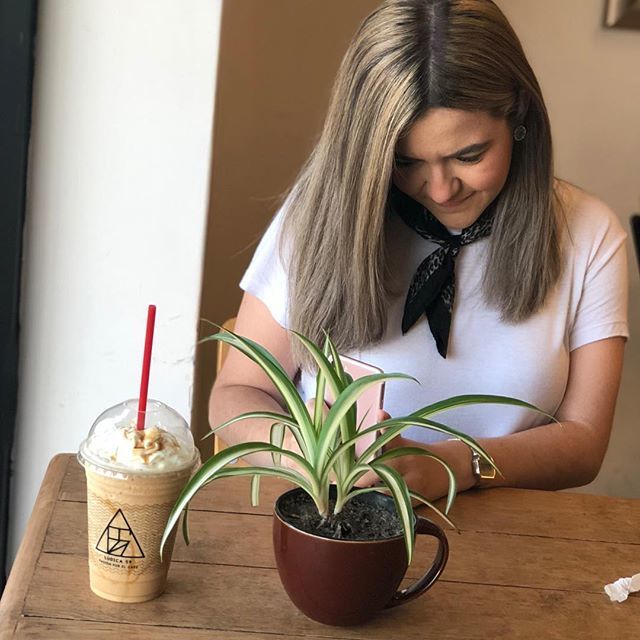 ChristianCruzB's tweet photo. Cada que visito un lugar de café siempre me tomo una fotografía disfrutando de la bebida, hoy decidí cambiar y subir una foto de ella, con quien cumplo 1 año 2 meses ❤️, gracias por pasar momentos tan bonitos conmigo. #coffeeLover #coffeoftheday #frappe #frappeoftheday #butf… https://t.co/Ou0KvnCwgb