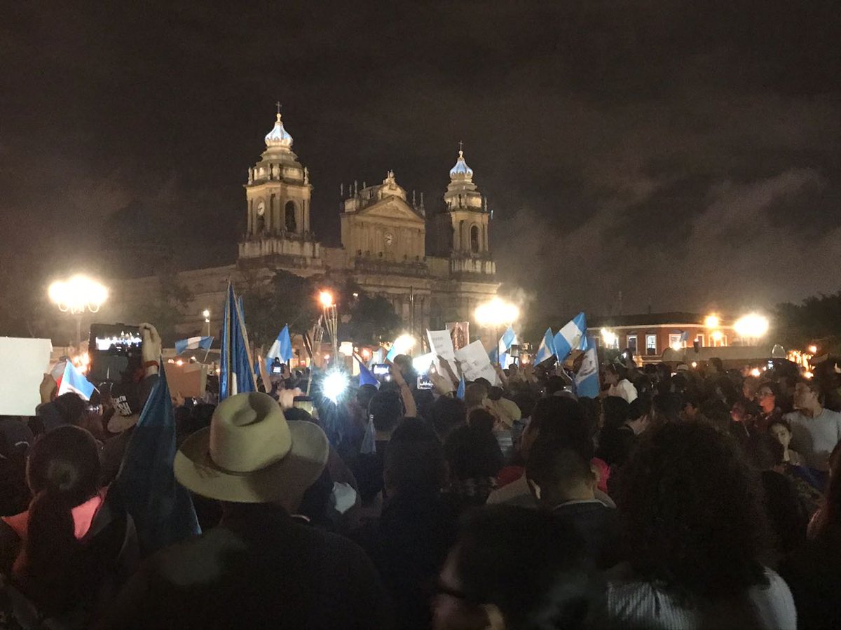 EmisorasUnidas's tweet photo. Manifestación de las antorchas llegó a la Plaza de la Constitución. Exigen la renuncia del presidente Jimmy Morales por su forma de actuar ante tragedia del #EUVolcánDeFuego. 

Fotos: @alexvaldez_eu. https://t.co/tsZHdLEW83