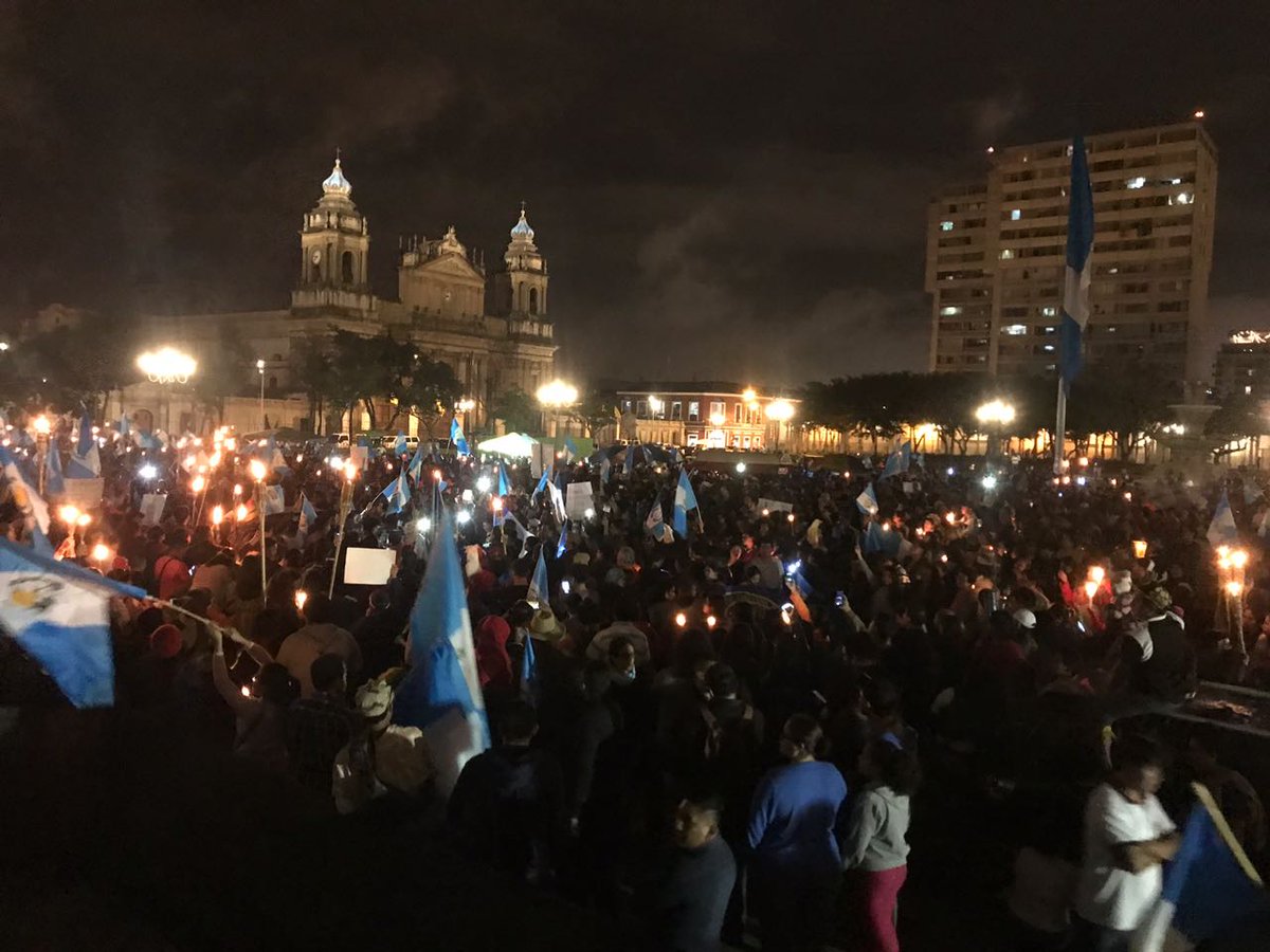 EmisorasUnidas's tweet photo. Manifestación de las antorchas llegó a la Plaza de la Constitución. Exigen la renuncia del presidente Jimmy Morales por su forma de actuar ante tragedia del #EUVolcánDeFuego. 

Fotos: @alexvaldez_eu. https://t.co/tsZHdLEW83