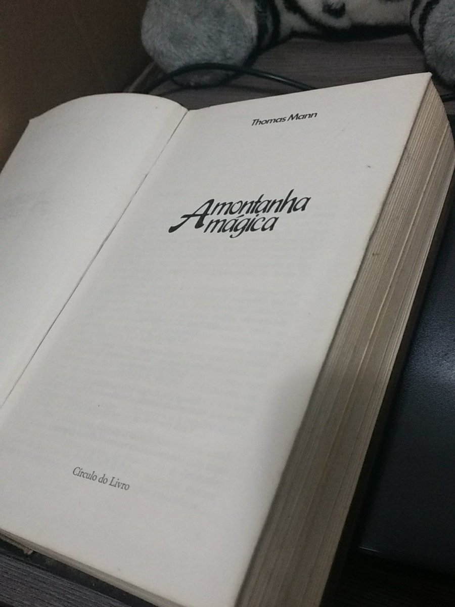 Thiago_Claro's tweet photo. @NaoInviabilize "Círculo do livro" entrega a idade :)
O meu não empresto não https://t.co/DmeSeiRL8o