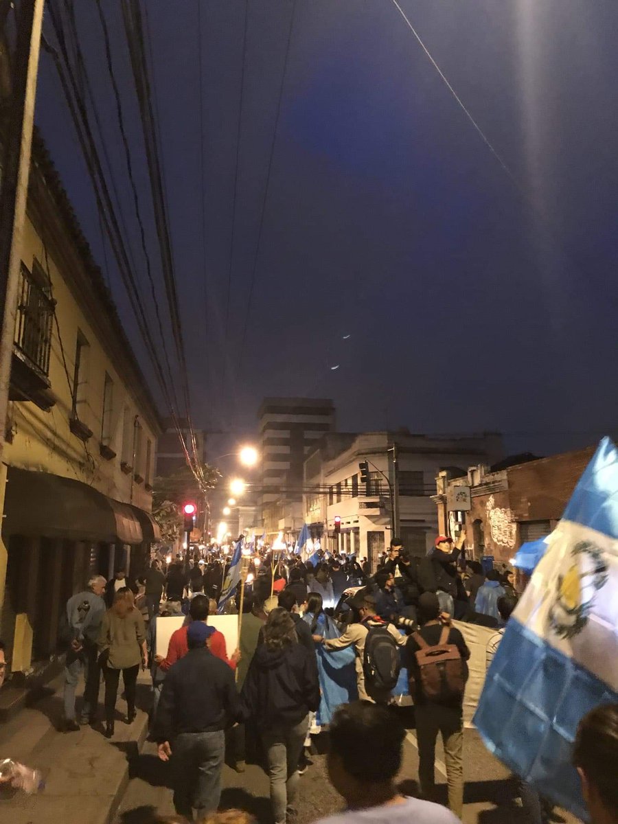 MikuColman's tweet photo. Lo unico que sabes dar es vergüenza mira como traes al pueblo puerka @jimmymoralesgt  #RenunciaYa https://t.co/XDM3Bcjc24