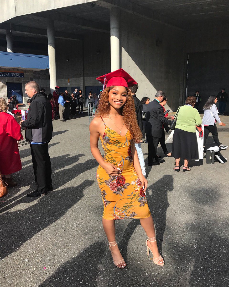 lanifeli_'s tweet photo. Graduated tho!! C/o 2018 🎓👩🏽‍🎓 https://t.co/bm7WSOXNPs