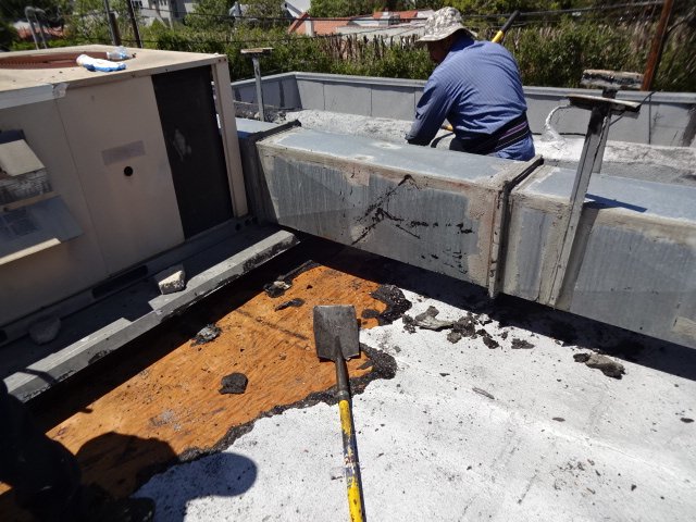 RoyalRoofingLA's tweet image. Royal Roofing is a time tested icon in roofing. #roofing #timetested #work